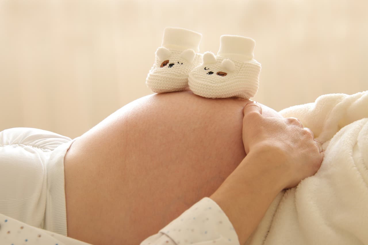 Quelles sont les significations des pertes rosées en début de grossesse et quand faut-il s'inquiéter ?