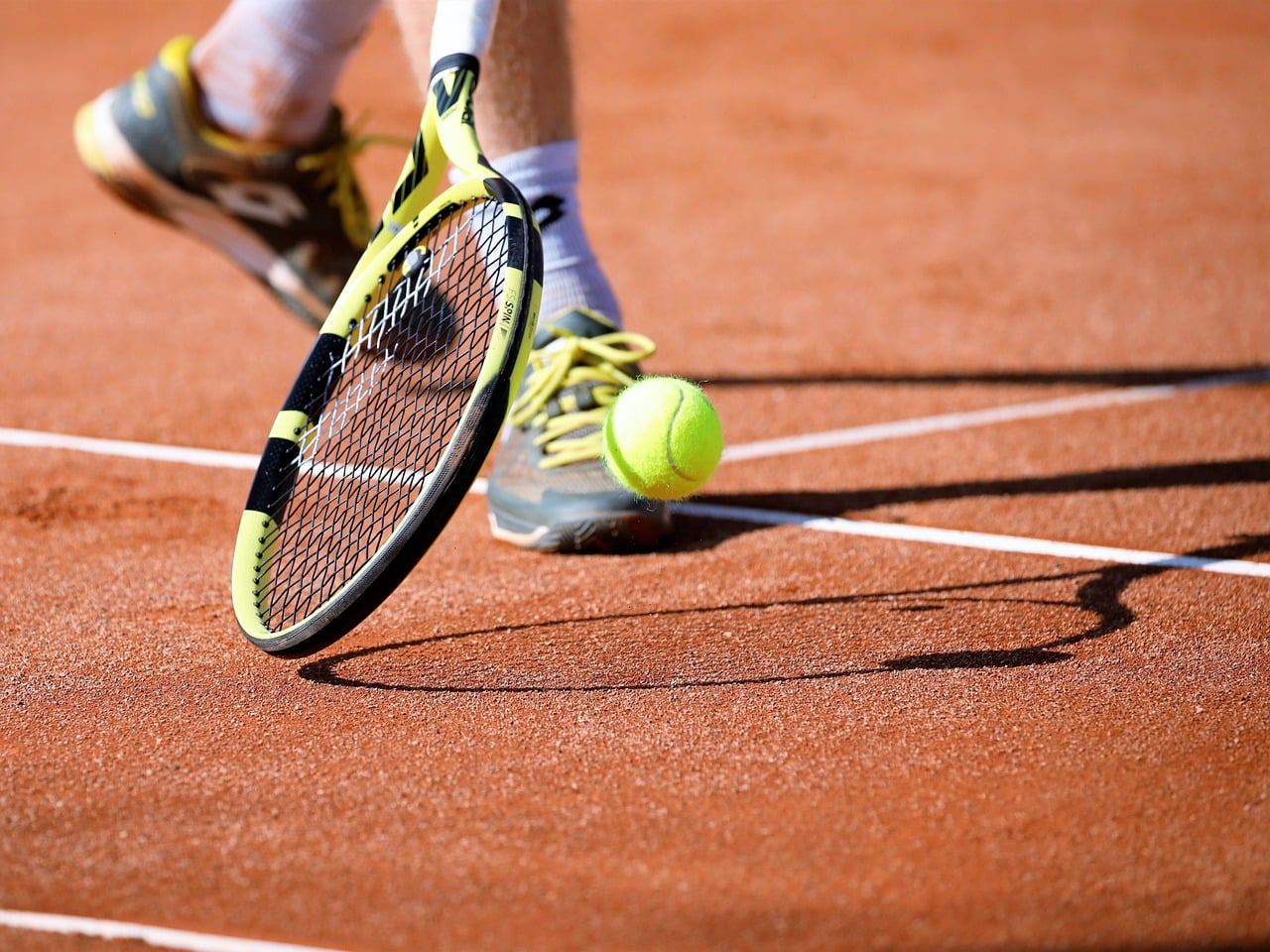 Comment s'améliorer au tennis : conseils et astuces pour progresser rapidement